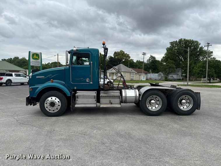 image for item DV2001 1994 Kenworth T800B semi truck