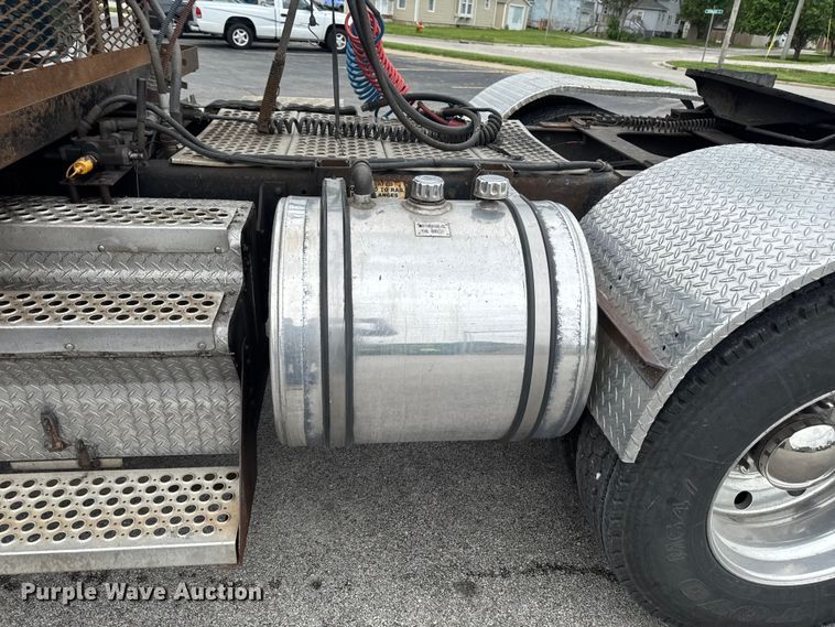 image for item DV2001 1994 Kenworth T800B semi truck