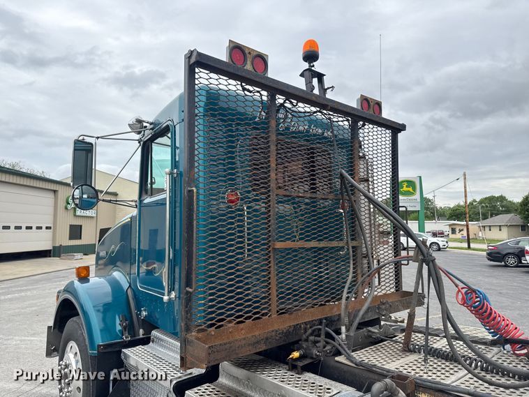 image for item DV2001 1994 Kenworth T800B semi truck