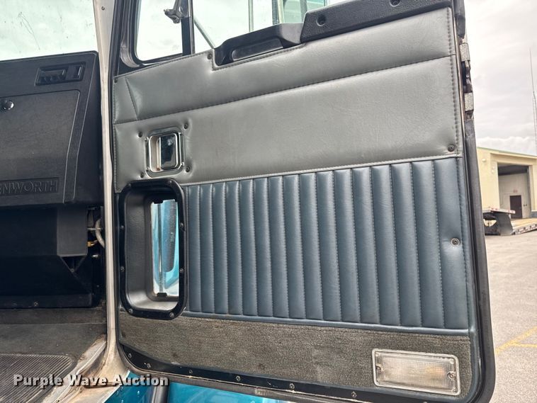 image for item DV2001 1994 Kenworth T800B semi truck