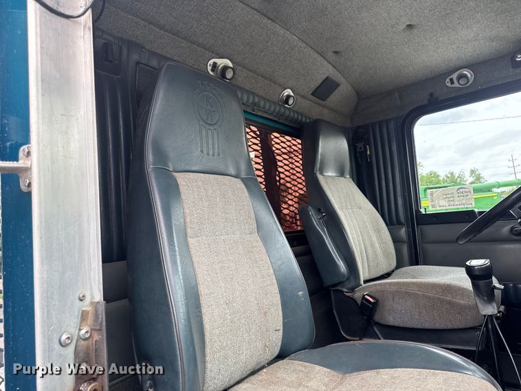 image for item DV2001 1994 Kenworth T800B semi truck