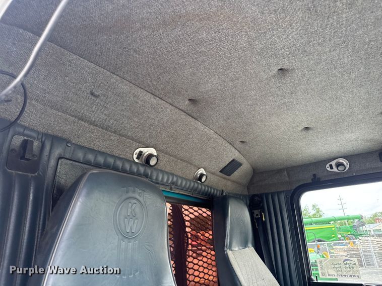 image for item DV2001 1994 Kenworth T800B semi truck
