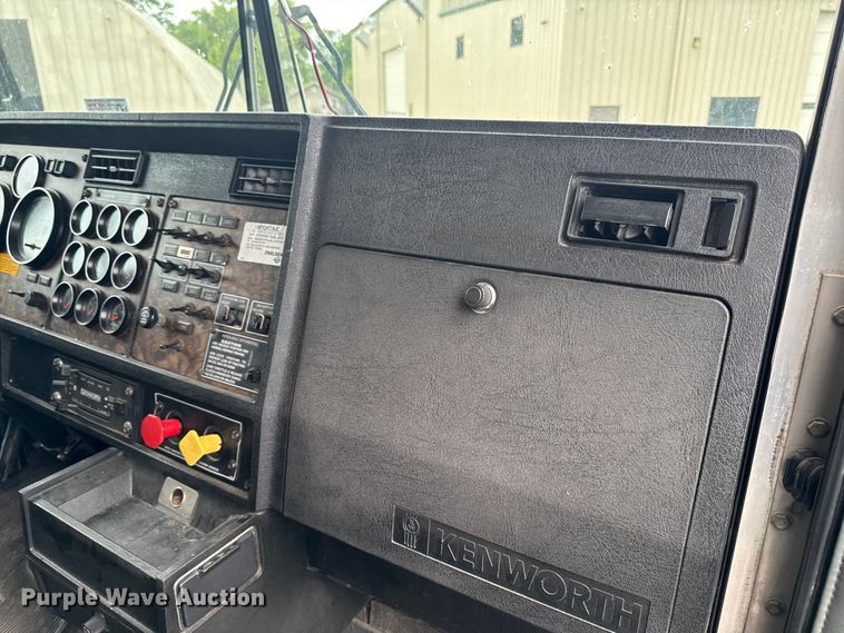 image for item DV2001 1994 Kenworth T800B semi truck
