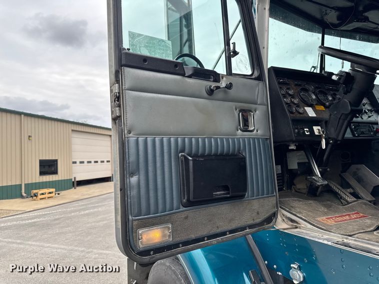 image for item DV2001 1994 Kenworth T800B semi truck