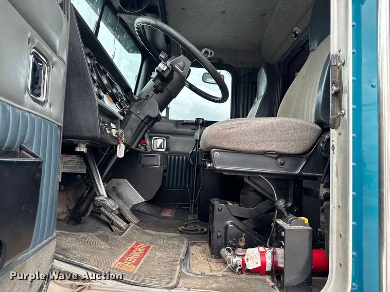 image for item DV2001 1994 Kenworth T800B semi truck
