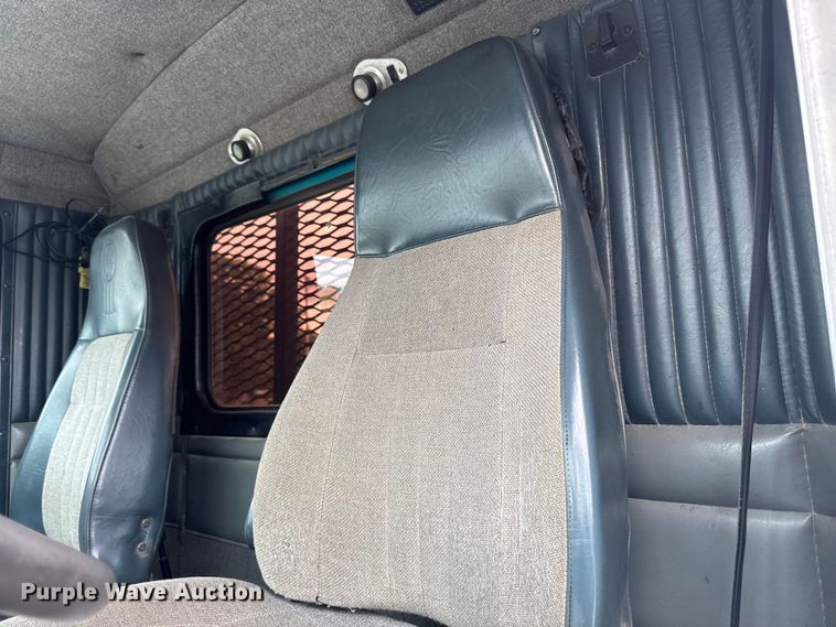 image for item DV2001 1994 Kenworth T800B semi truck