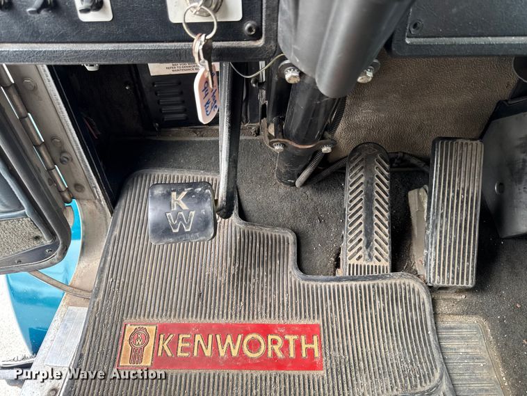 image for item DV2001 1994 Kenworth T800B semi truck