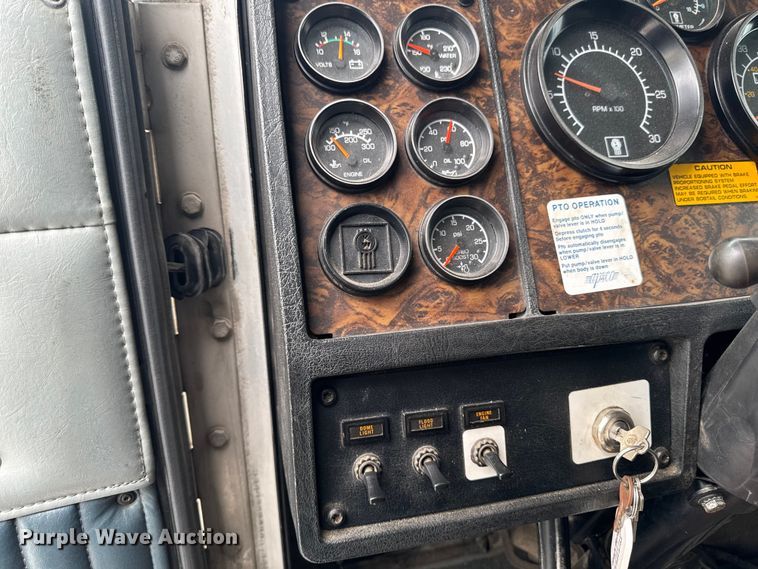 image for item DV2001 1994 Kenworth T800B semi truck