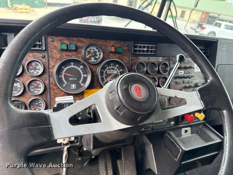 image for item DV2001 1994 Kenworth T800B semi truck