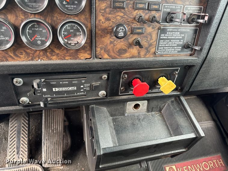 image for item DV2001 1994 Kenworth T800B semi truck