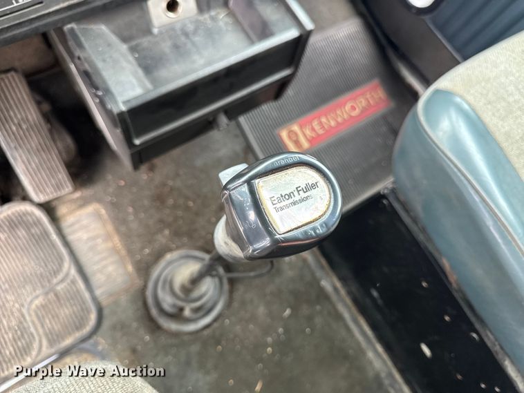 image for item DV2001 1994 Kenworth T800B semi truck