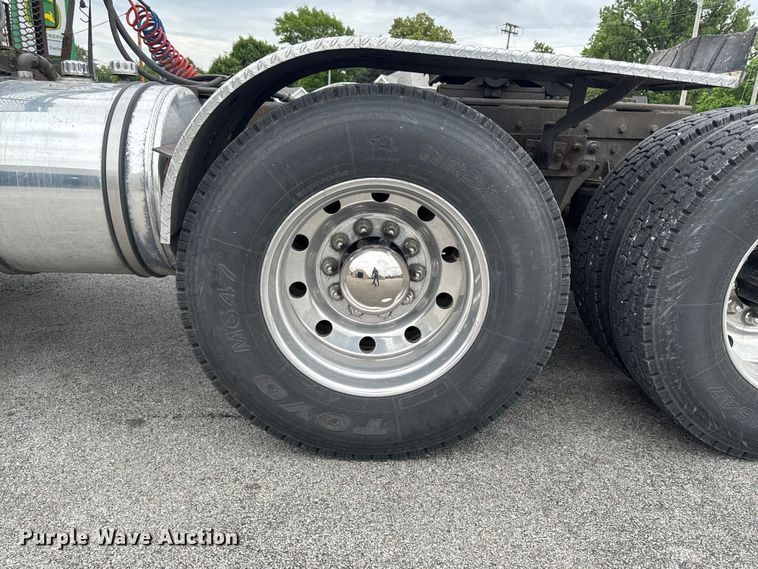 image for item DV2001 1994 Kenworth T800B semi truck
