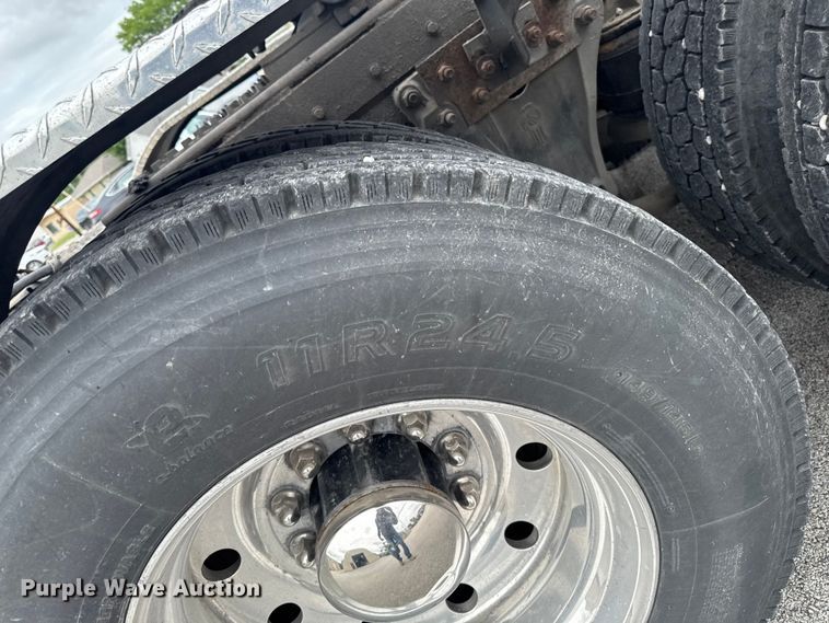 image for item DV2001 1994 Kenworth T800B semi truck