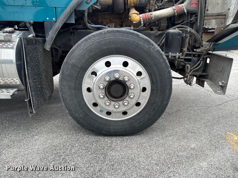 image for item DV2001 1994 Kenworth T800B semi truck