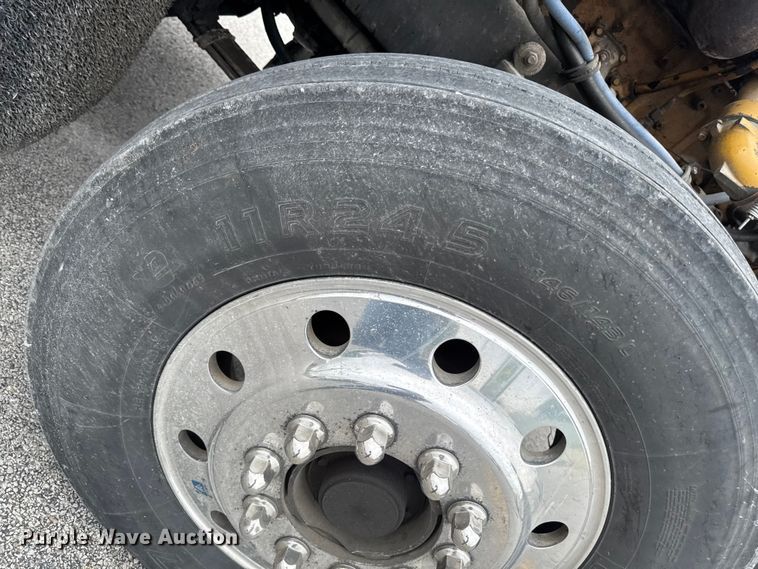 image for item DV2001 1994 Kenworth T800B semi truck