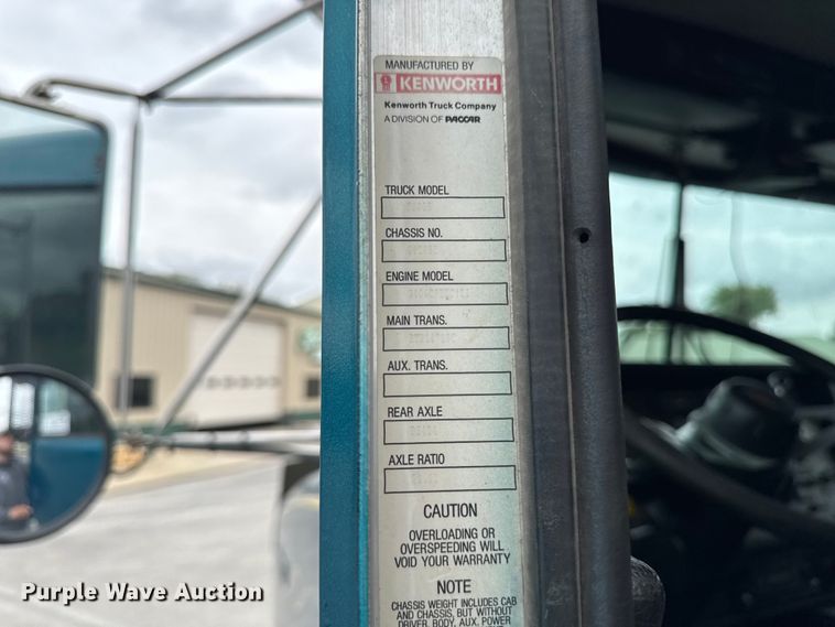 image for item DV2001 1994 Kenworth T800B semi truck