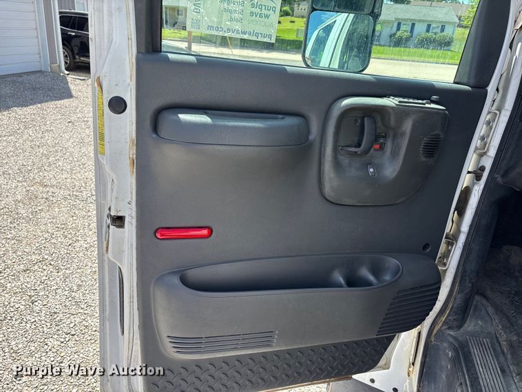 image for item DV4316 2008 GMC C5 5500 truck cab and chassis