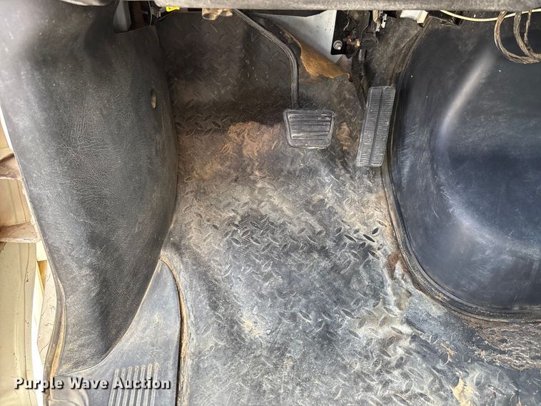 image for item DV4316 2008 GMC C5 5500 truck cab and chassis
