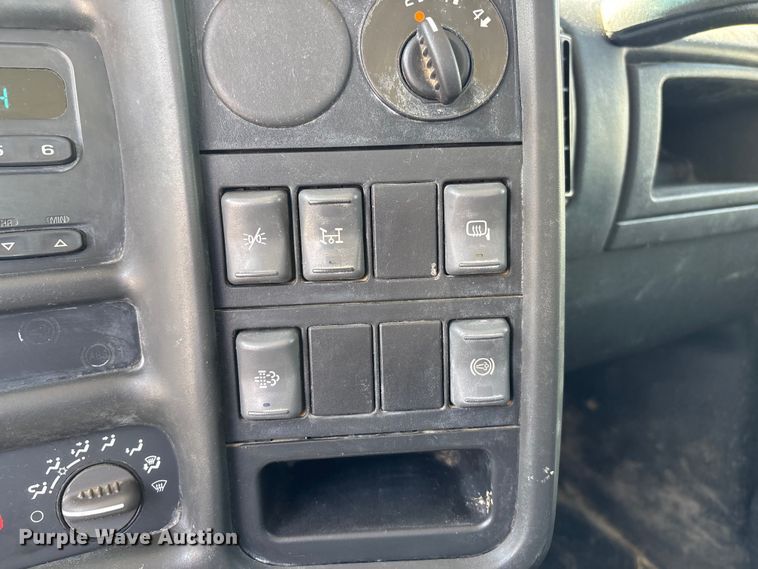 image for item DV4316 2008 GMC C5 5500 truck cab and chassis