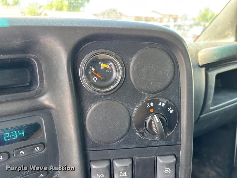 image for item DV4316 2008 GMC C5 5500 truck cab and chassis