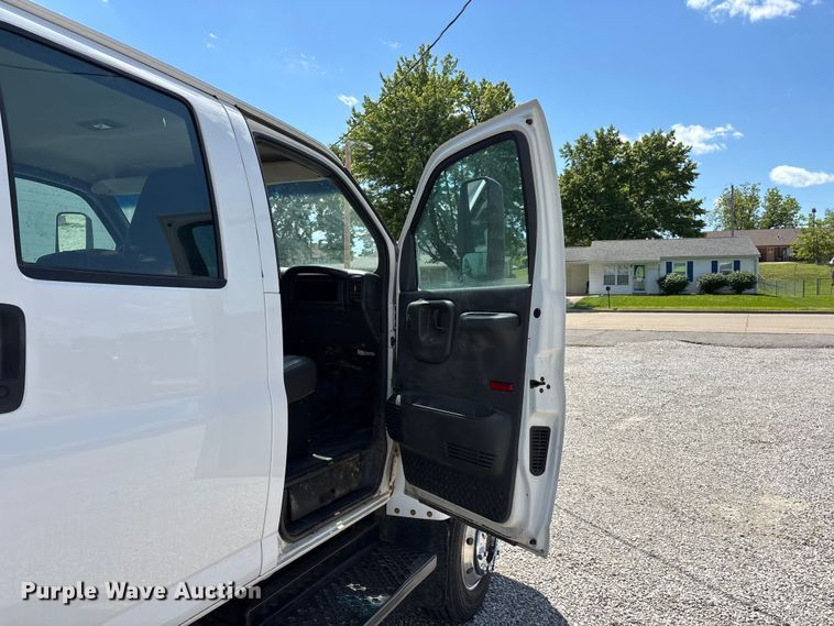 image for item DV4316 2008 GMC C5 5500 truck cab and chassis