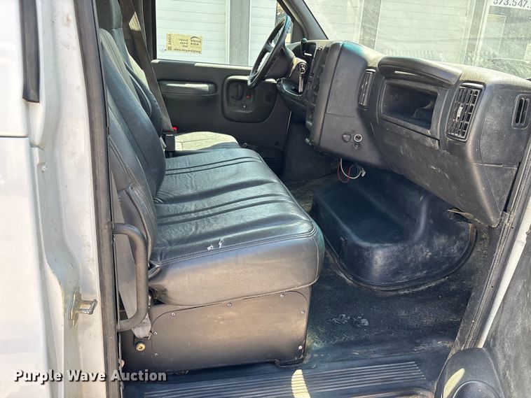 image for item DV4316 2008 GMC C5 5500 truck cab and chassis