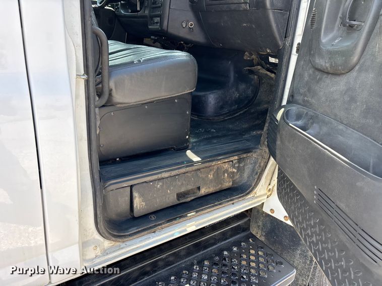 image for item DV4316 2008 GMC C5 5500 truck cab and chassis