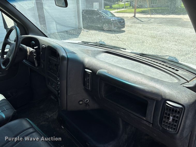 image for item DV4316 2008 GMC C5 5500 truck cab and chassis