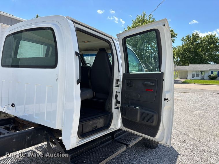 image for item DV4316 2008 GMC C5 5500 truck cab and chassis