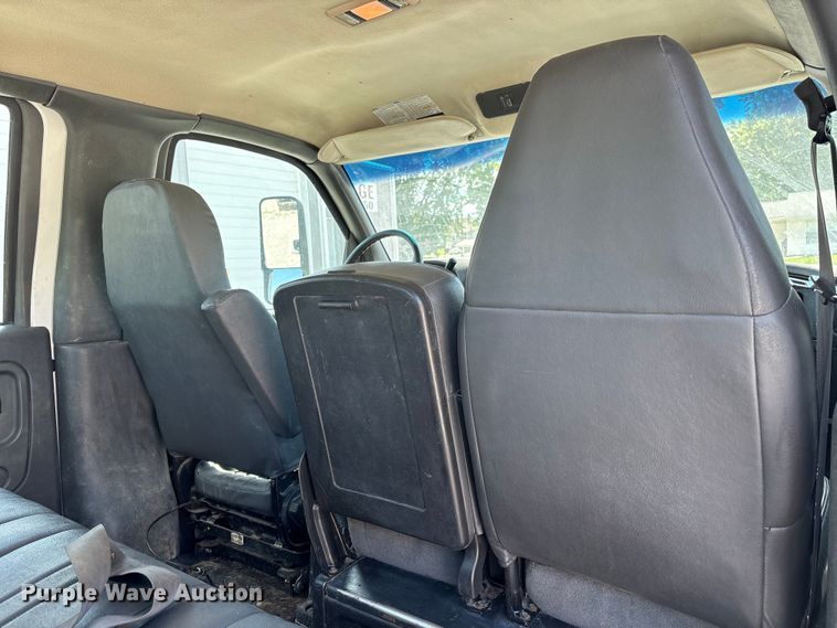 image for item DV4316 2008 GMC C5 5500 truck cab and chassis
