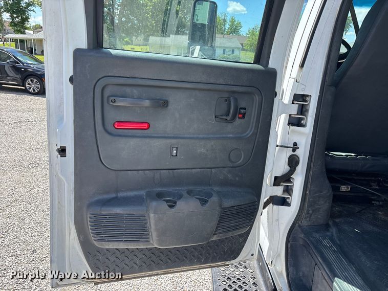 image for item DV4316 2008 GMC C5 5500 truck cab and chassis