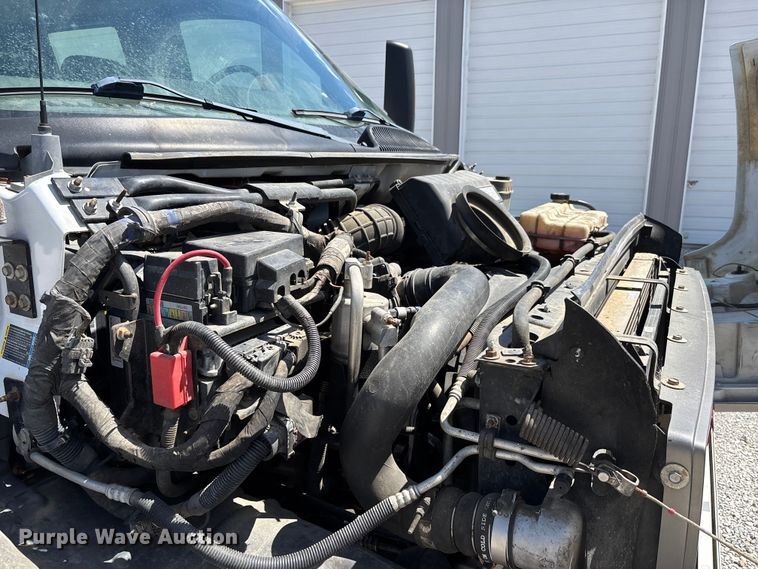 image for item DV4316 2008 GMC C5 5500 truck cab and chassis