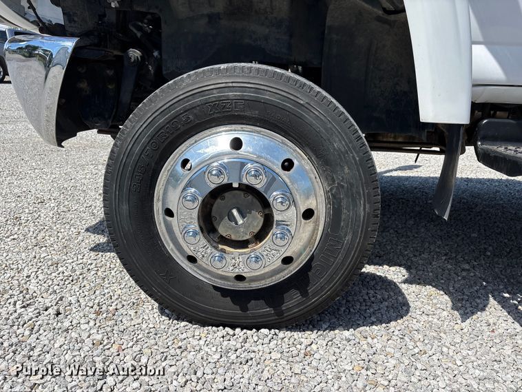 image for item DV4316 2008 GMC C5 5500 truck cab and chassis