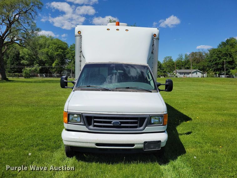 image for item DZ7132 2006 Ford E450 box truck