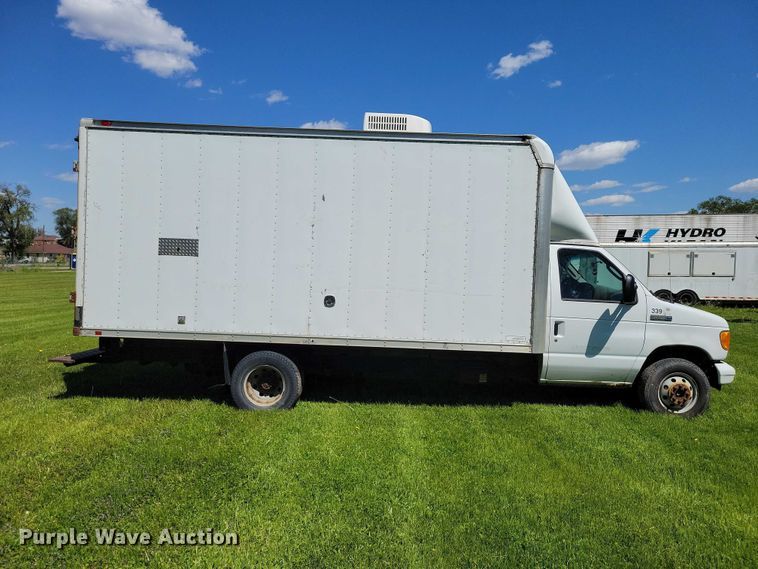 image for item DZ7132 2006 Ford E450 box truck