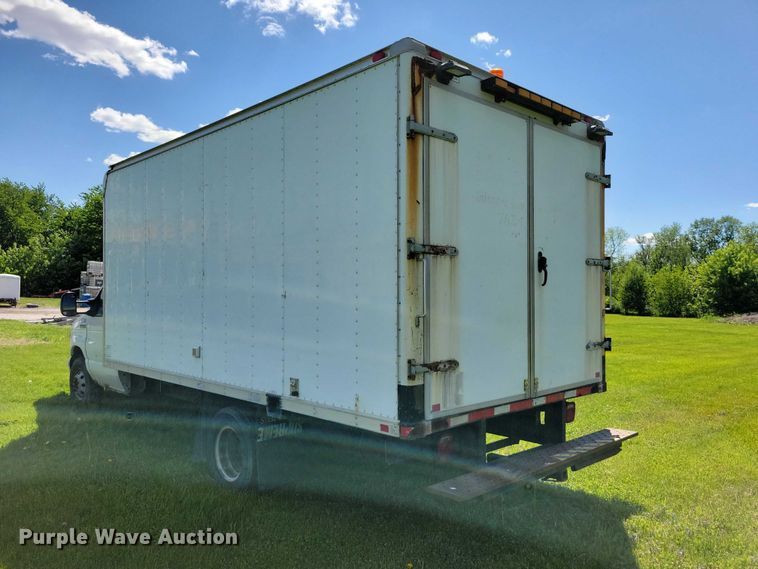 image for item DZ7132 2006 Ford E450 box truck