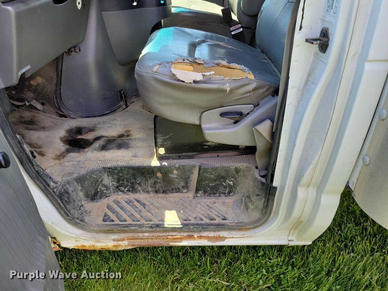 image for item DZ7132 2006 Ford E450 box truck