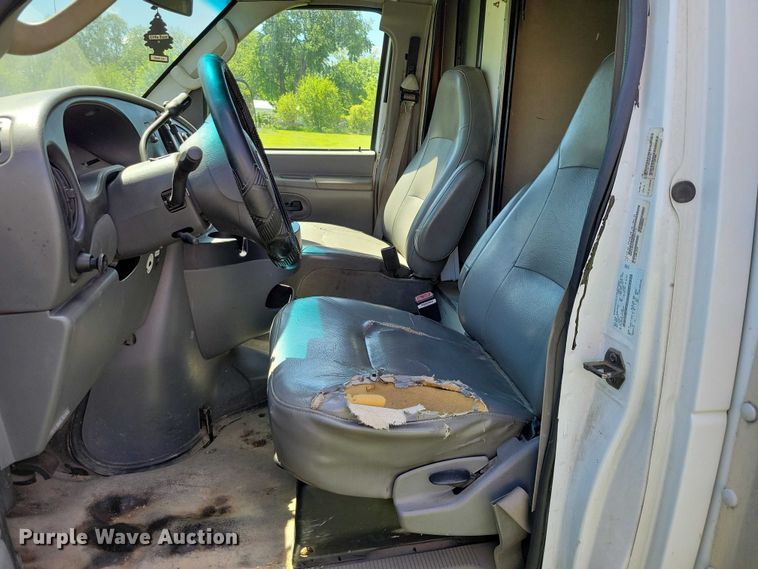 image for item DZ7132 2006 Ford E450 box truck