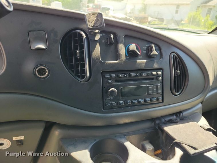 image for item DZ7132 2006 Ford E450 box truck