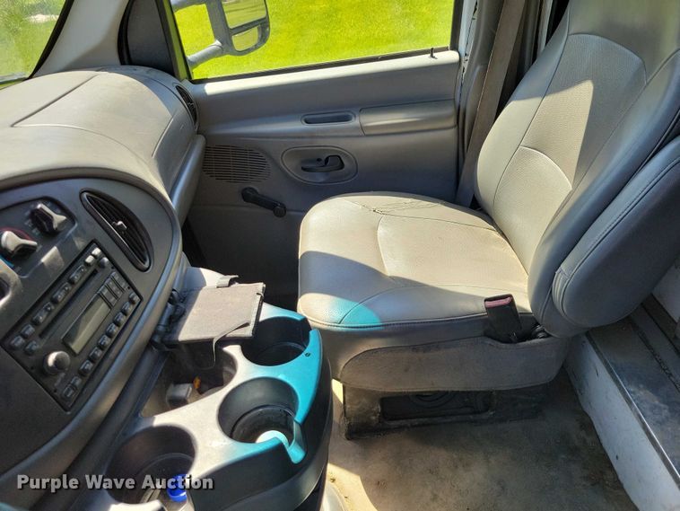 image for item DZ7132 2006 Ford E450 box truck
