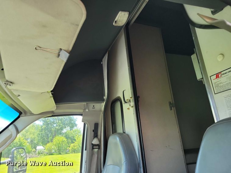 image for item DZ7132 2006 Ford E450 box truck