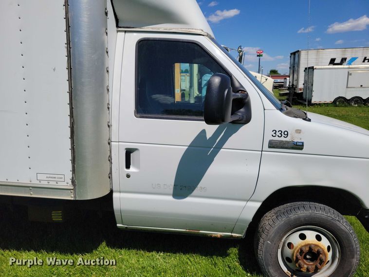 image for item DZ7132 2006 Ford E450 box truck