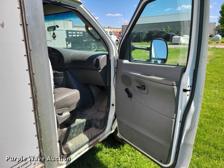 image for item DZ7132 2006 Ford E450 box truck