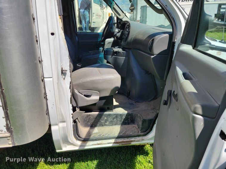 image for item DZ7132 2006 Ford E450 box truck