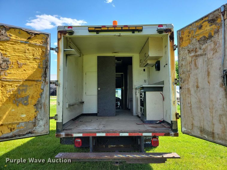 image for item DZ7132 2006 Ford E450 box truck