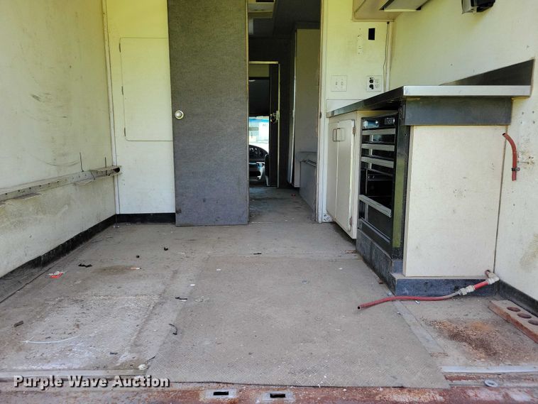image for item DZ7132 2006 Ford E450 box truck