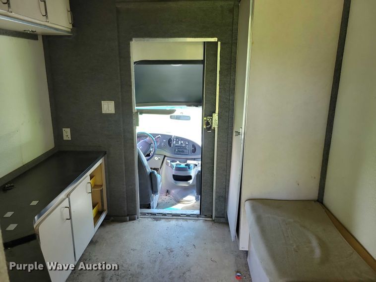 image for item DZ7132 2006 Ford E450 box truck