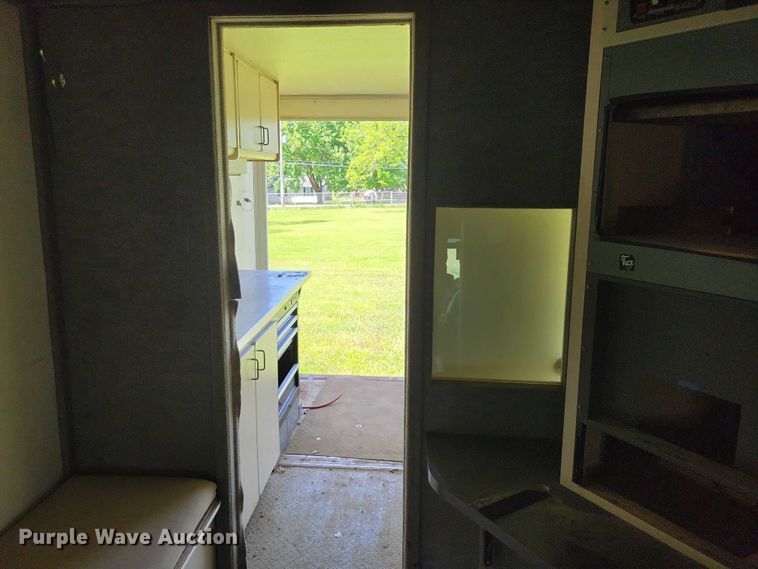 image for item DZ7132 2006 Ford E450 box truck