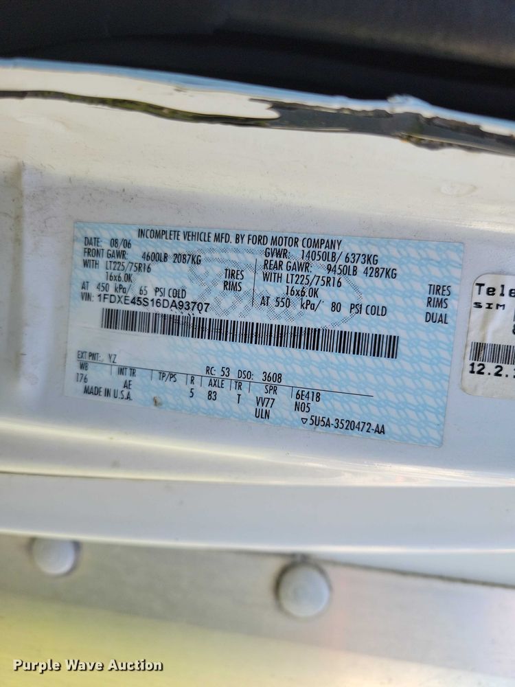 image for item DZ7132 2006 Ford E450 box truck