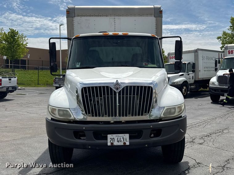 image for item EA2333 2005 International 4300 box truck